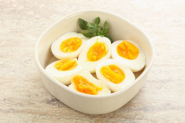 Kahvaltıda haşlanmış tavuk yumurtası, yumurta kabuğu olmadan.