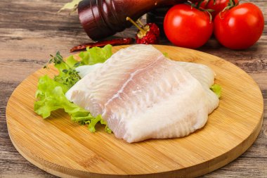 Pişirmek için çiğ pangasius fileto balığı.
