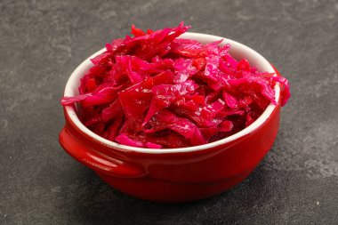 Kasede pancar kökü olan marine edilmiş kırmızı lahana.