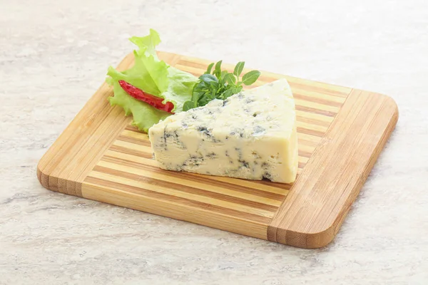 Pieza Queso Azul Sobre Tabla Servido Hojas Albahaca —  Fotos de Stock