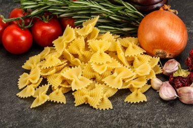 Çiğ İtalyan statü buğday farfalle makarna pişirmek için