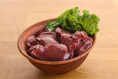 Pişirmek için kase içinde çiğ tavuk ciğeri