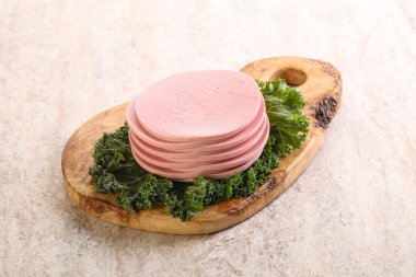 Domuz sucuğu dilimliyor.