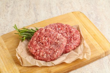 Izgara veya rosto için çiğ sığır burger pirzolası.