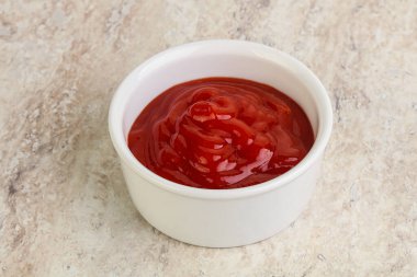 Sıcak ve baharatlı Sriracha sosu kasede