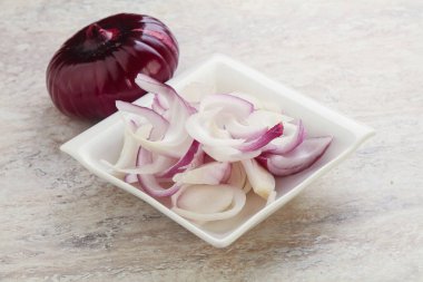 Pişirmek ya da atıştırmak için kasede dilimlenmiş kırmızı soğan