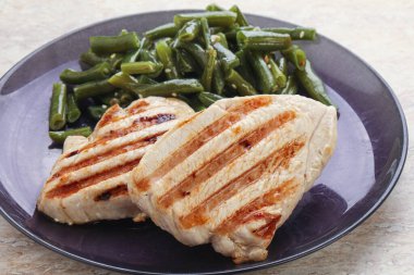 Yeşil fasulyeli ızgara hindi bifteği.