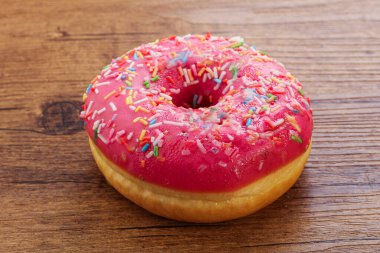 Tatlı jöleli meyveli çörek ve kremalı tatlı.