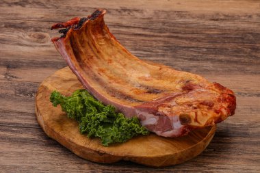 Baharatlı ve otlu domuz pirzolası.