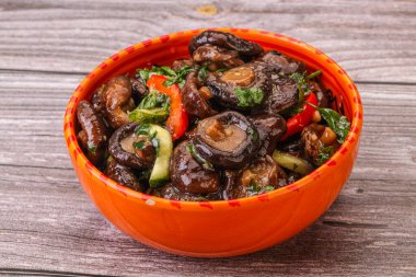 Baharatlı ve otlu terbiye edilmiş Shiitake mantarı.