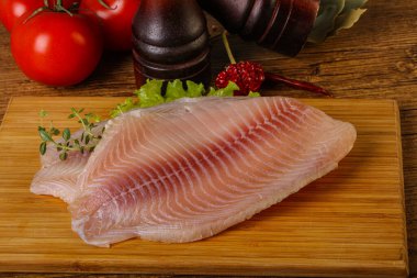 Pişirmek için çiğ tilapia balığı filetosu.
