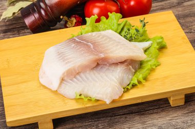 Pişirmek için çiğ pangasius fileto balığı.
