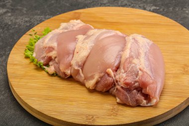 Pişirmek için çiğ tavuk kemiksiz ve derisiz bacak