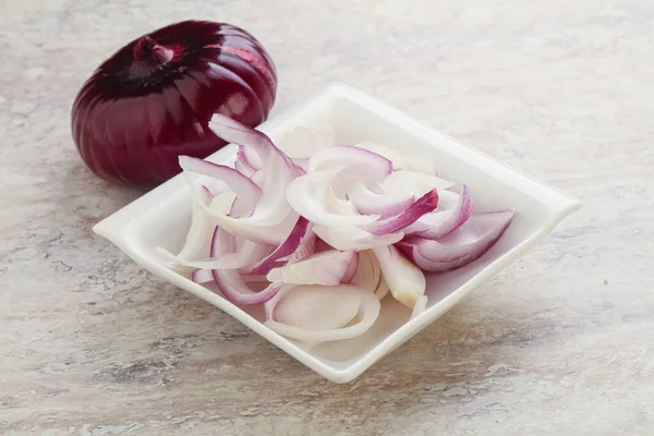 Pişirmek ya da atıştırmak için kasede dilimlenmiş kırmızı soğan