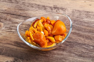 Baharatlı salamura bal mantarı kasede.