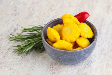 Turşulu sarı pastanın içinde doğal atıştırmalıklar.