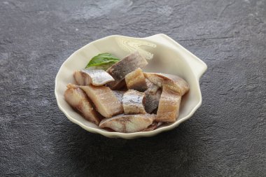 Atıştırmak için dilimlenmiş ringa filetosu kasede.