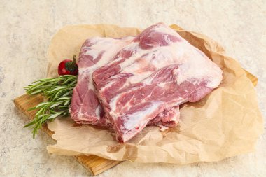 Güvertede pişirmek için çiğ domuz kaburgası.