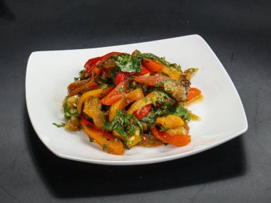 Asya usulü kızartılmış sebze, sebze ve sos.