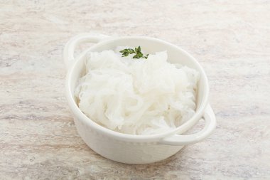 Kavanozda kaynamış Asyalı erişte.