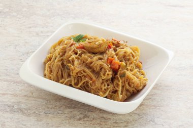 Körili tavuk ve sebzeli Wok Udon