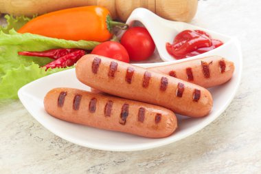 Kahvaltı için domates soslu ızgara sosis.