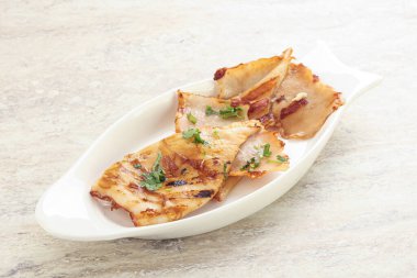 Unagi soslu ve otlu ızgara kalamar.