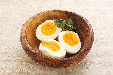 Kahvaltıda haşlanmış tavuk yumurtası, yumurta kabuğu olmadan.