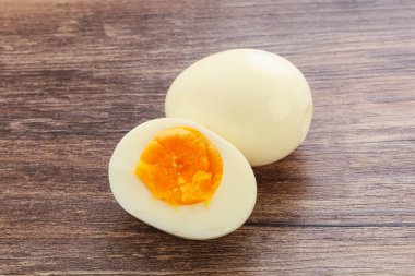 Yumurta kabuğu olmadan kahvaltıda haşlanmış tavuk yumurtası.