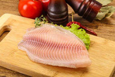 Pişirmek için çiğ tilapia balığı filetosu.