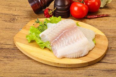Pişirmek için çiğ pangasius fileto balığı.