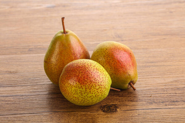 Сладкая сочная грушевая форель на заднем плане