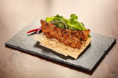 Kıymalı et kebabı ızgara ızgara şiş kebap.