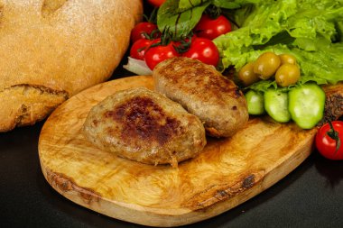 Ev yapımı pirzola ve kıyma.