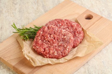 Izgara veya rosto için çiğ sığır burger pirzolası.