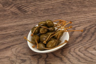 Lezzetli kapari meyveleri kasede 