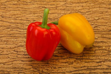 Olgun iki tatlı Bulgar dolma biberi