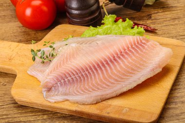 Pişirmek için çiğ tilapia balığı filetosu.
