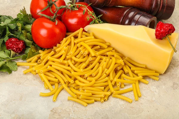 Italiaanse Pasta Rauwe Maccheroni Voor Het Koken Geserveerd Groenten — Stockfoto