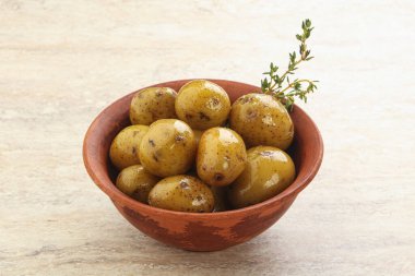 Kavanozda yağlı haşlanmış bebek patates.