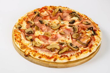 Jambonlu, peynirli ve mantarlı İtalyan pizzası.