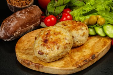 Ev yapımı pirzola ve kıyma.