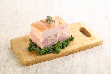 Ev yapımı domuz pastırması.