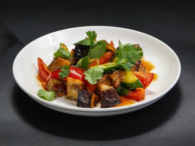 Asya usulü kızartılmış sebze, sebze ve sos.