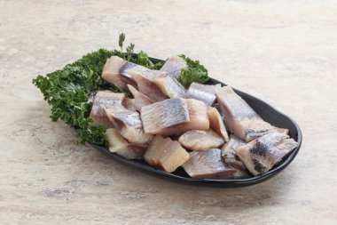 Kavanozda balık fileto dilimi var.