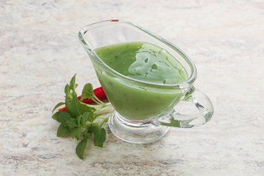 Yeşil baharatlı biber ve limon sosu.