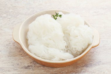 Kavanozda kaynamış Asyalı erişte.