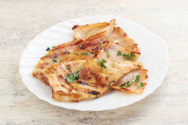 Unagi soslu ve otlu ızgara kalamar.