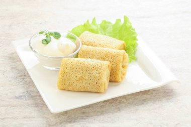 Et ve krema soslu krep.