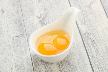 Tavuk yumurtası yemek için kasede.